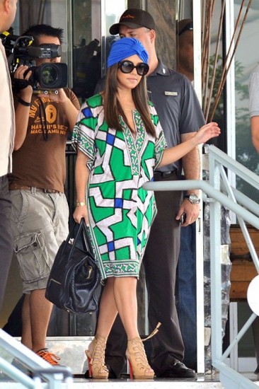 kaftan-dress-dvf-kourtney-kardashian