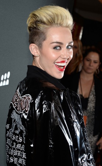 H Miley Cyrus έχει κάνει σήμα κατατεθέν το pixie κούρεμα της
