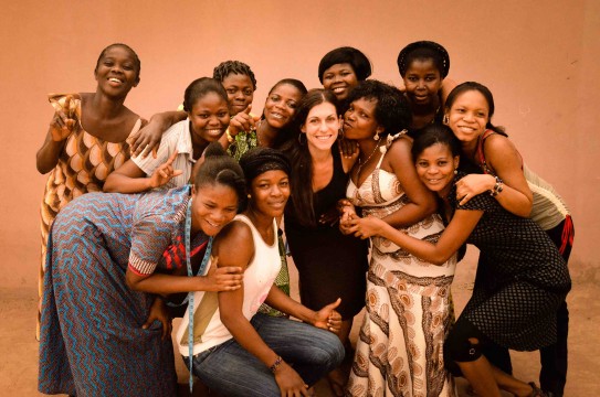 H Tina Tangalakis με γυναίκες από την Γκάνα