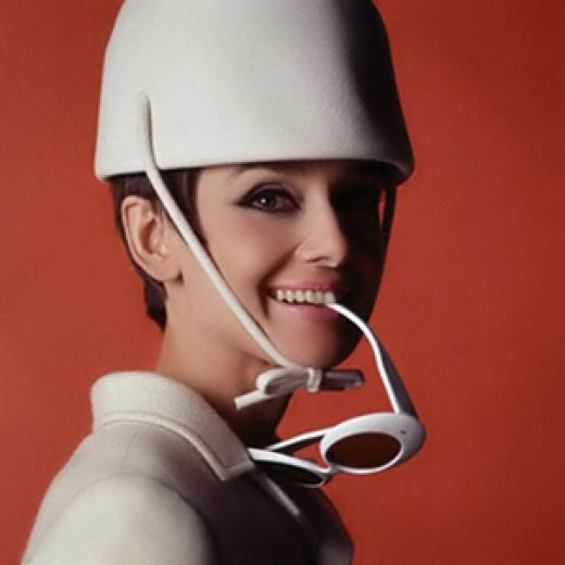 Χαρακτηριστική εικόνα της Audrey Hepburn από τη δεκαετία του '60