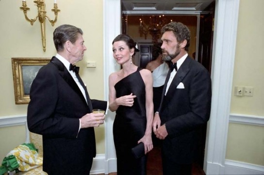 Ο τότε Πρόεδρος των ΗΠΑ, Ronald Reagan, η Audrey Hepburn και ο Robert Walters σε χορό του Λευκού Οίκου στα 80s.