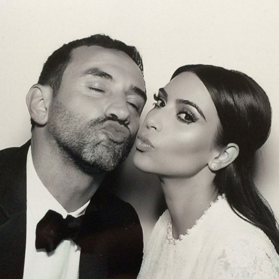 H Kim Kardashian με τον σχεδιαστή του νυφικού της, Riccardo Tisci στο photo booth που είχε στηθεί στη γαμήλια δεξίωση