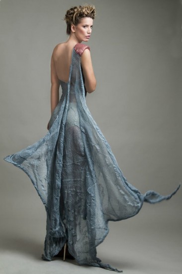 Γαλάζιο πλεκτό φόρεμα με έναν ώμο και λεπτομέρεια παγιέτα στη βάτα/Pure-Diaspora Collection by Nassos Ntotsikas