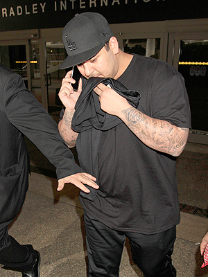 O Robert Kardashian την ώρα που έφτασε στο αεροδρόμιο LAX 