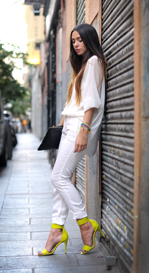 Total white look και φανταχτερά πέδιλα