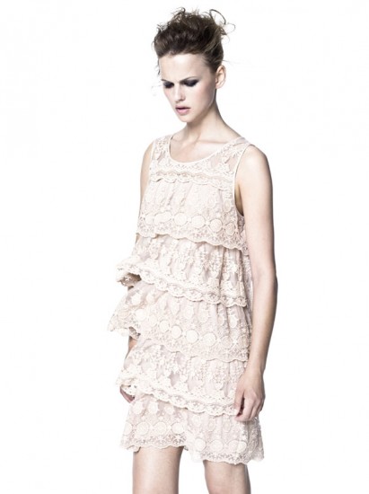 Δαντελωτό φόρεμα με βολάν Sisley (99,95€)