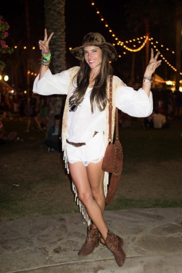 H Alessanda Ambrosio πάντα με boho look στα μουσικά φεστιβάλ