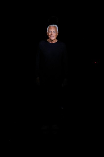 Η εμφάνιση του Giorgio Armani στο τέλος του fashion show της Emporio Armani