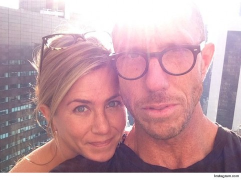 H Jennifer Aniston με τον Chris McMillan. Το post που ξεκίνησε το #nomakeup trend