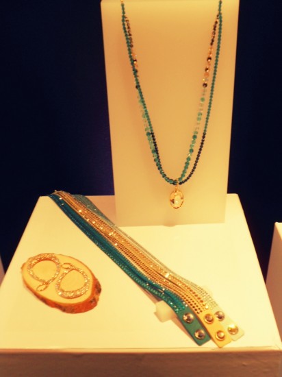 Συνδυασμός κοσμημάτων Swarovski από τη Spring/Summer 2014 collection: Κολιέ Azore Strandage (149€), Slake Light Blue & Beige bracelet (69€) και σκουλαρίκια με κρύσταλλα (149€)