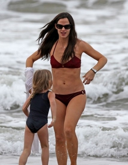 Η Jennifer Garner με την κόρη της στην παραλία
