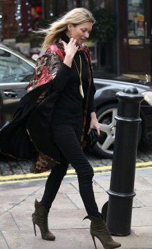 la-modella-mafia-Kate-Moss-street-style-in-a-printed-floral-kimono-and-Alaia-boots
