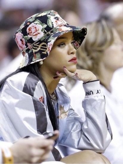 Rihanna με bucket hat