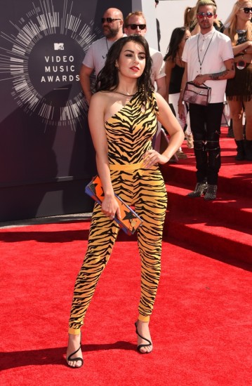 Charli-XCX-VMAs-20141