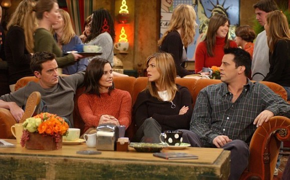 O πορτοκαλί καναπές: Η μόνιμη θέση των Friends