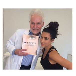H φωτογραφία που ανέβασε η ίδια η Kim K στο Instagram όπου ποζάρει μαζί με τον δερματολόγο της, Dr.Lancer