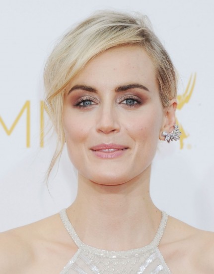 taylor-schilling-2014-emmys-beauty