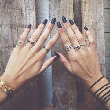black-manicure