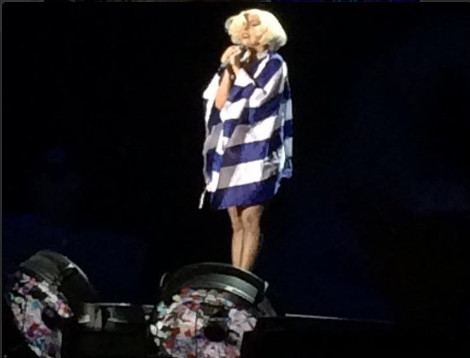 H Lady Gaga εμφανίστηκε στη συναυλία της τυλιγμένη με την ελληνική σημαία
