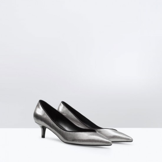 Μεταλλιζέ γόβες με kitten heel Zara (29,95€)