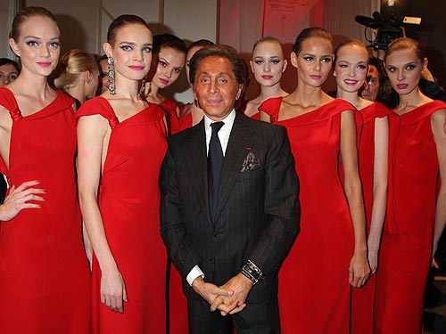 O Valentino με μοντέλα που φορούν κόκκινες δημιουργίες του