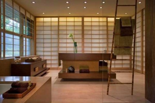 Japanese style μπάνιο που χωρίζεται με συρόμενες πόρτες