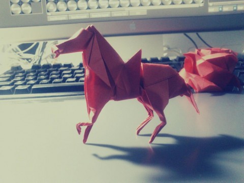 Origami δημιουργίες πάνω στο γραφείο