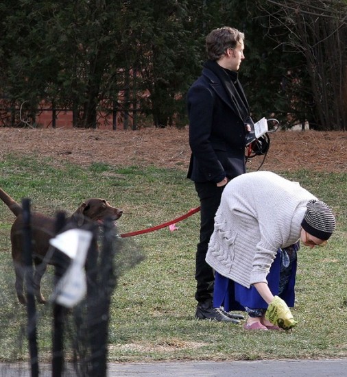 Η Anna Hathaway και ο σύζυγος της βγάζουν βόλτα το σκύλο τους και εκείνη φροντίζει να μαζεύει τις ακαθαρσίες του