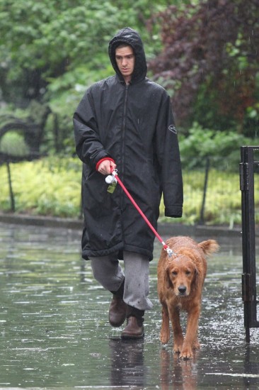 Ο Andrew Garfield βγάζει βόλτα το σκύλο του ενώ βρέχει καταρρακτωδώς