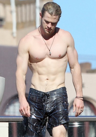 Μια εμφάνιση του Hemsworth στην παραλία