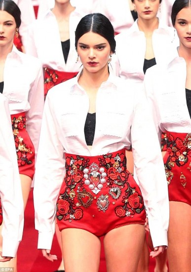 H Kendal Jenner στο fashion show των Dolce & Gabbana