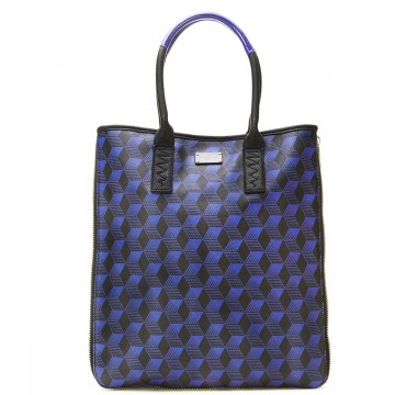 Stevie Art σε navy blue – tote τσάντα Paul’s Boutique (85€-pauls-boutique.gr)