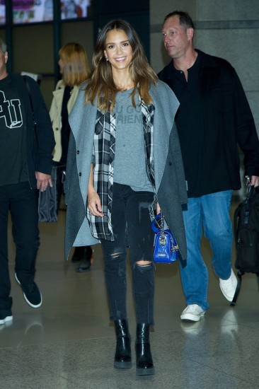 Jessica-Alba-layered-airport-style