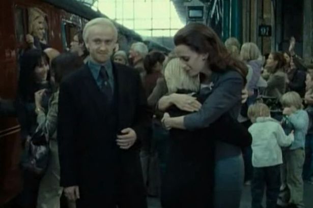 O Draco Malfoy με τη σύζυγο και το γιο του στην τελευταία σκηνή της 8ης ταινίας Harry Potter