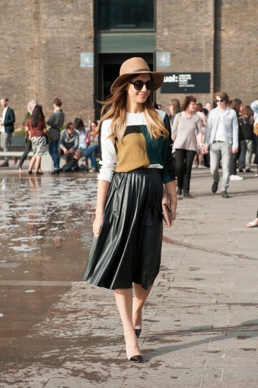 70s-moment-got-modern-lift-via-leather-skirt