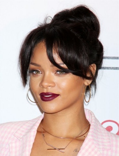 Πλούσιο και πιο φωτεινό marsala κραγιόν για τη Rihanna