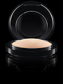 Mineralize Skinfish highlighter σε μορφή πούδρας Mac Cosmetics