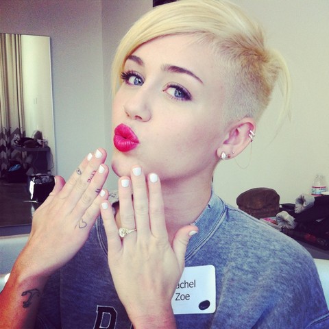 Μάλλον κακή επιλογή τα λευκά νύχια για τη Miley Cyrus