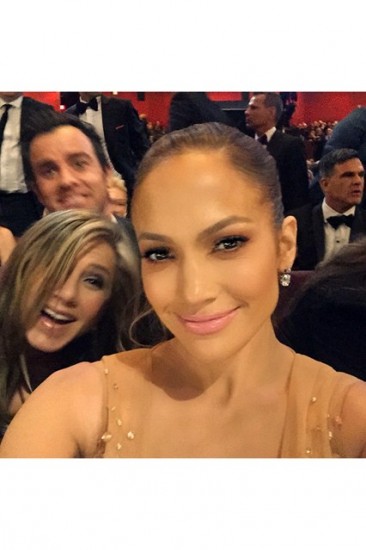 H Jennifer Aniston και ο Justin Theroux κάνουν photo bombing στη selfie της Jennifer Lopez