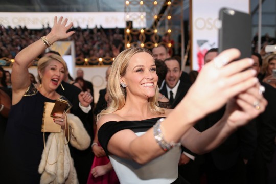 Η Reese Witherspoon βγάζει μια selfie στο κόκκινο χαλί