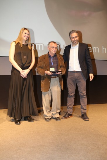 Βραβείο Κοινού Fischer _ Ελληνική παραγωγή κάτω των 45’: Βασιλεία Λυμπεροπούλου, Υπεύθυνη Brand PR και ο Γιάννης Κατσούγκρης, Υπεύθυνος Χορηγιών της Αθηναϊκής Ζυθοποιίας απονέμουν το βραβείο στον Σταύρο Ψυλλάκη για την ταινία «Ολυμπία»