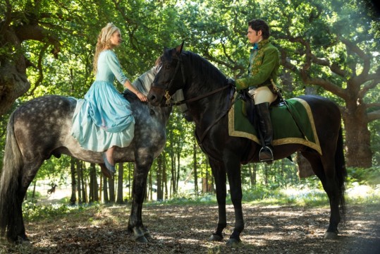 Η Ella-Cinderella (Lily James) και ο Πρίγκιπας Kit (Richard Madden) σε σκηνή της ταινίας «Σταχτοπούτα»
