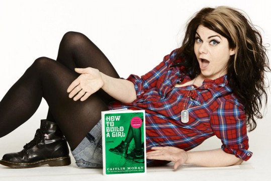 H Caitlin Moran ποζάρει με το βιβλίο της