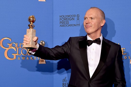 O Michael Keaton ποζάρει κρατώντας τη Χρυσή Σφαίρα του