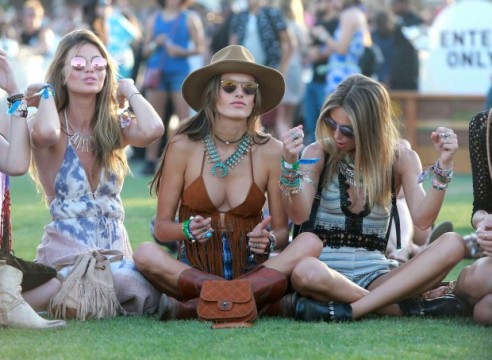 Alessandra-Ambrosio--2015-Coachella-Music-Festival-Day-2-in-Indio-29-620x453