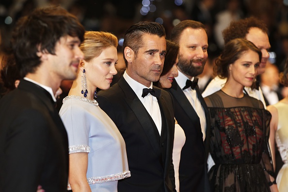 O Γιώργος Λάνθιμος (προτελευταίος από δεξιά) με το καστ του "Lobster" στην επίσημη προβολή της ταινίας