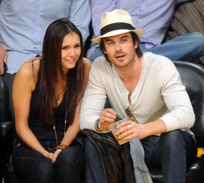 ZAC EFRON, RYAN ROTTMAN, NINA DOBREV und IAN SOMERHALDER bei einem Spiel der Lakers