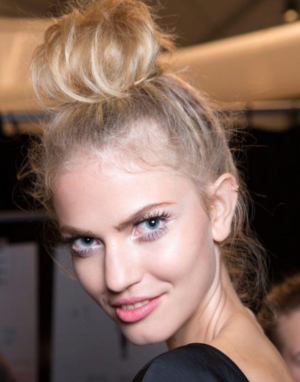 top-knot-friz-hair