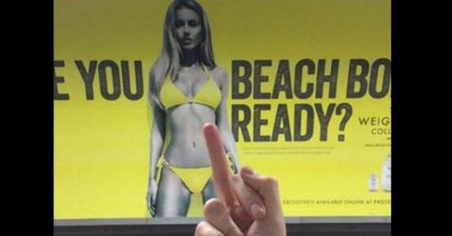 Οι viral αντιδράσεις στην αφίσα του brand Protein World που αναρωτιέται αν το σώμα μας είναι έτοιμο για την παραλία...