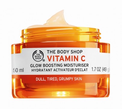 The Body Shop Vitamin C Glow Boosting Moisturiser Η Βιταμίνη C διατηρεί ελαστική και ενυδατιωμένη την επιδερμίδα, δίνοντας της λαμπερή όψη. Επίσης είναι ένα ισχυρό αντιοξειδωτικό που καταπολεμά τις ελεύθερες ρίζες